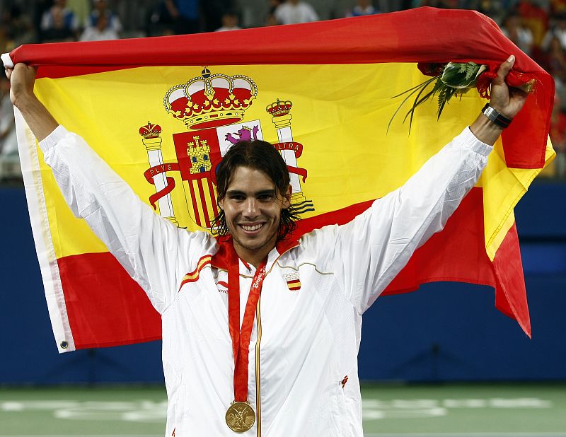 Nadal celebra el oro tras proclamarse campeón olímpico de tenis masculino de Pekín 2008.