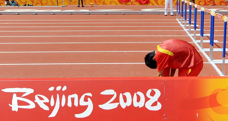 La gran esperanza del atletismo chino en la velocidad, Liu Xiang, se ha lesionado en las series de clasificación de los 110 metros vallas y se ha quedado fuera de la competición.