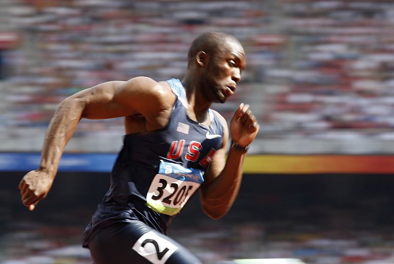 El estadounidense Lashawn Merrit compite en los 400 metros lisos en 'El nido' de Pekín.