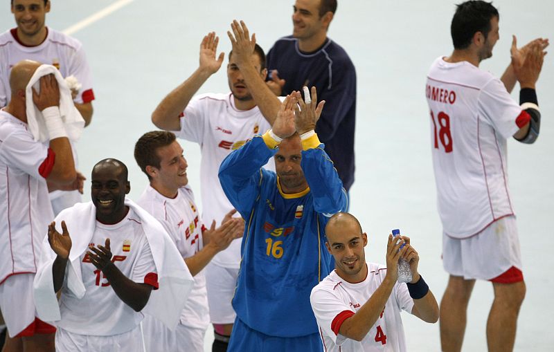 David Barrufet y sus compañeros de equipo celebran la victoria frente a Brasil.