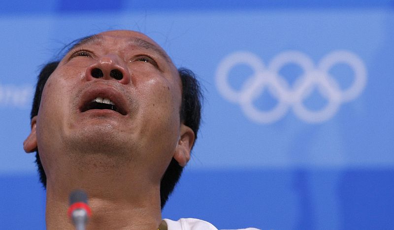 Sun Haiping, entrenador de Liu Xiang, no ha resistido y se ha derrumbado en la rueda de prensa en la que explicaba la lesión del atleta chino.