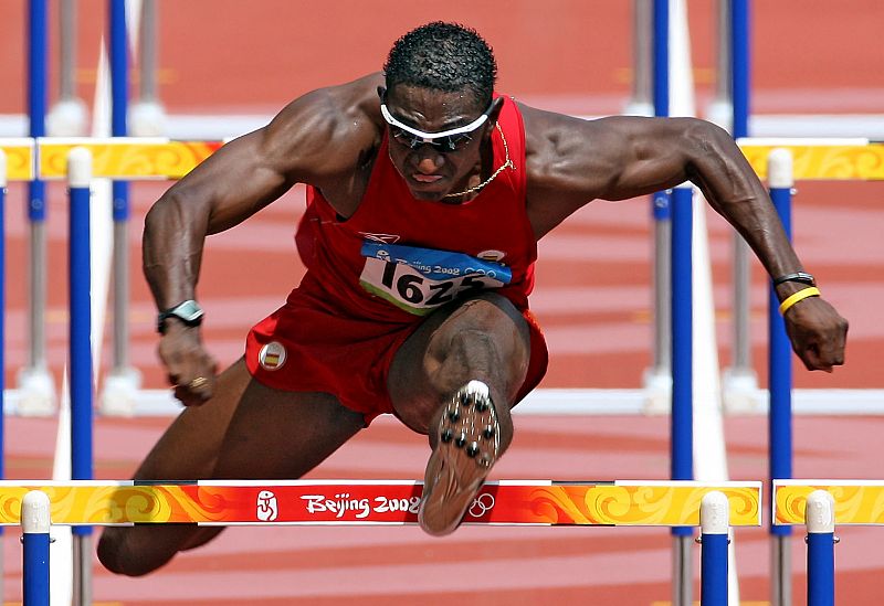 El atleta Jackson Quiñónez, plusmarquista español, en un momento de su serie de clasificación de 110 metros vallas.