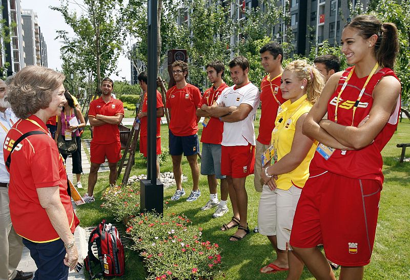 La reina doña Sofía ha realizado una visita a la Villa Olímpica para dar ánimo a los deportistas españoles.