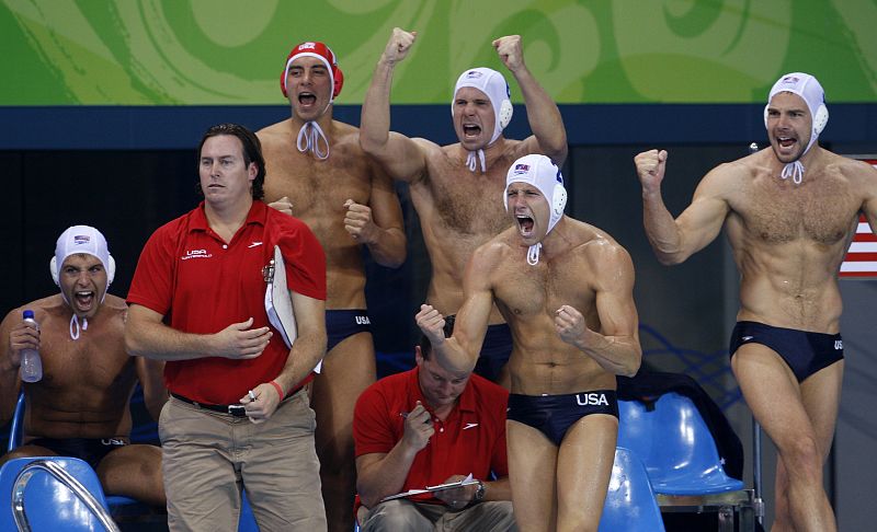 Peter Varellas en uno de los goles en el partido de waterpolo ante Alemania.