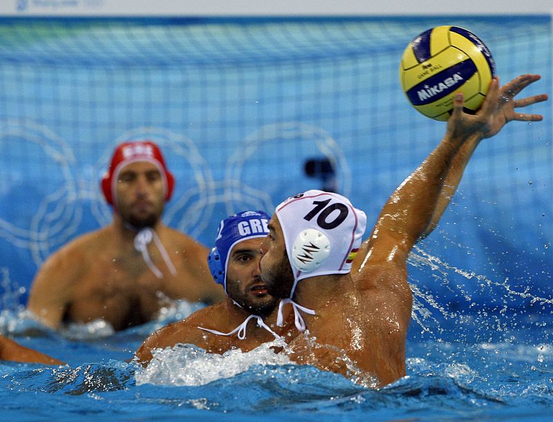 La selección española de waterpolo ha vencido a Grecia y espera a Serbia en cuartos de final.