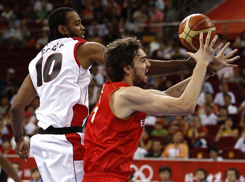 Pau Gasol disputa el balón al angoleño Joaquim Gomes durante el último partido de ronda preliminar del grupo B.