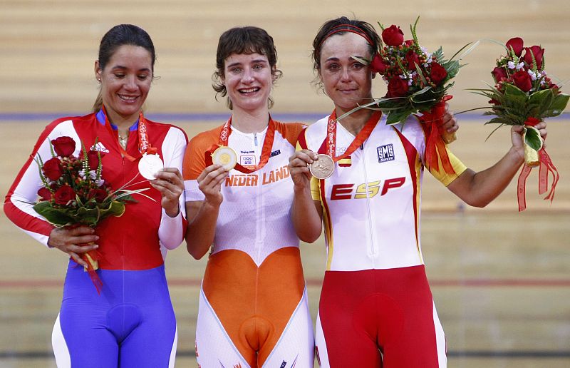 El podio de ciclismo en pista: la holandesa Marianne Vos es oro,la cubana Yoanka Gonzalez es plata y la española Leire Olaberría, bronce.