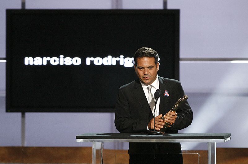 El diseñador Narciso Rodríguez, también premiado, recibió el galardón de la mano de Jessica Alba