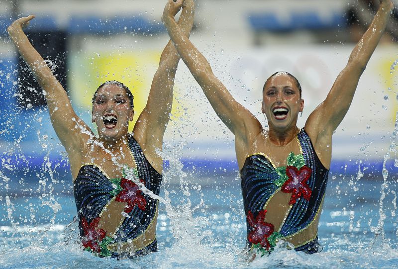 Las nadadoras de sincronizada Gemma Mengual y Andrea Fuentes en un momento de su ejercicio en la competición olímpica de dúos.