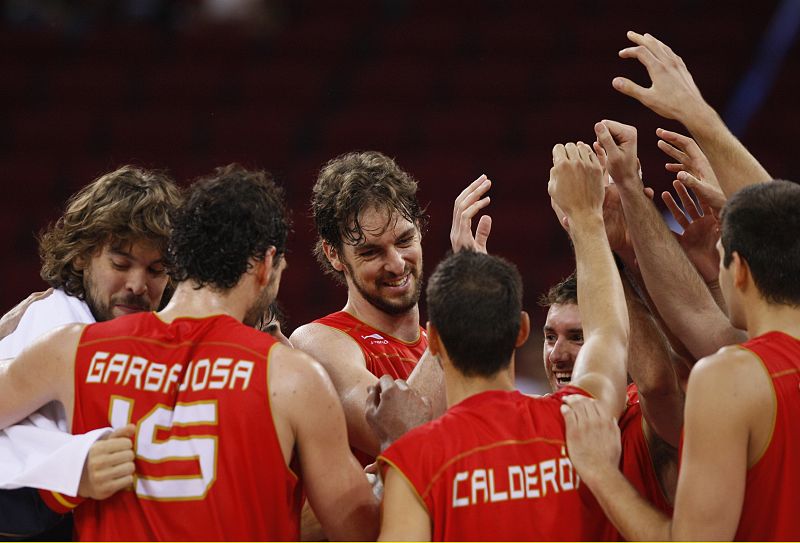 Los jugadores españoles celebran su cómodo triunfo ante Angola.