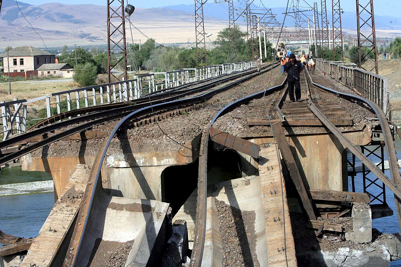 Puente ferroviario destruído cerca de la ciudad georgiana de Kaspi