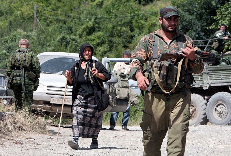 Una refugiada oseta regresa a casa con los soldados de las fuerzas especiales surosetas