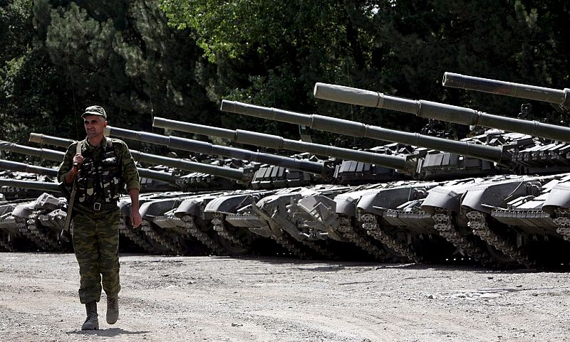 Un soldado ruso hace guardia junto a tanques georgianos confiscados por el ejército ruso