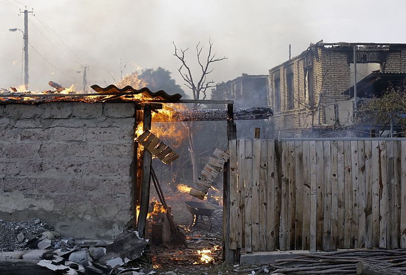 Una casa arde en la localidad georgiana de Kvemo-Achebeti, a las afueras de Tskhinvali, la capital de Osetia del Sur.