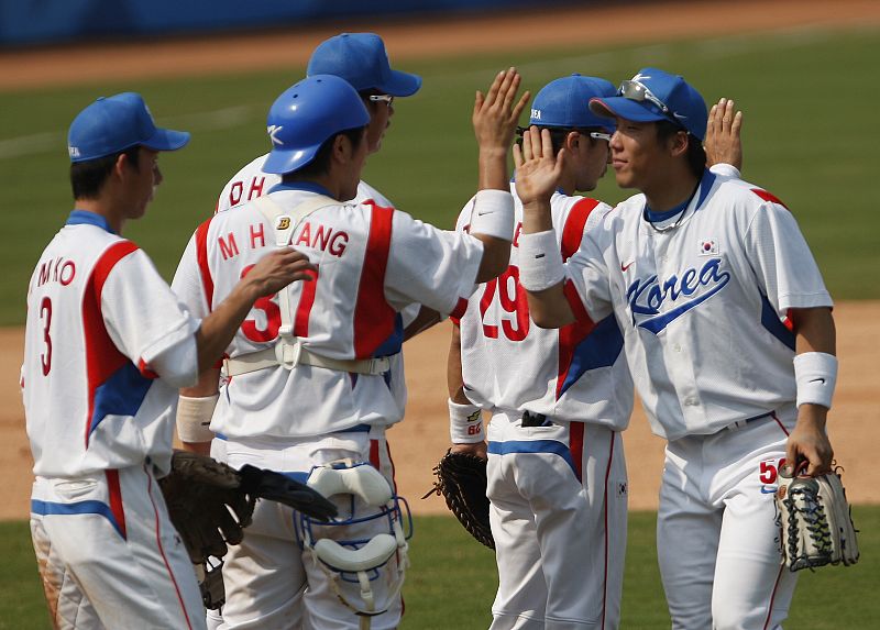Los jugadores de béisbol de la selección de Corea del Sur celebran su victoria ante Cuba.