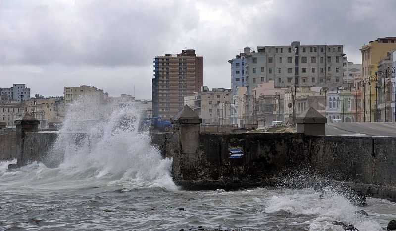 La tormenta tropical 'Fay' provoca olas de gran tamaño por donde pasa