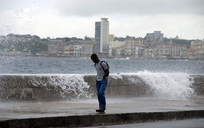 Fuerte oleaje provocado por la tormenta tropical 'Fay'