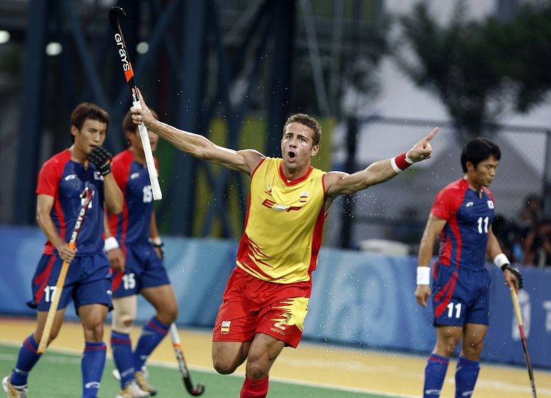 Santiago Freixa celebra el primer gol de la selección de hockey