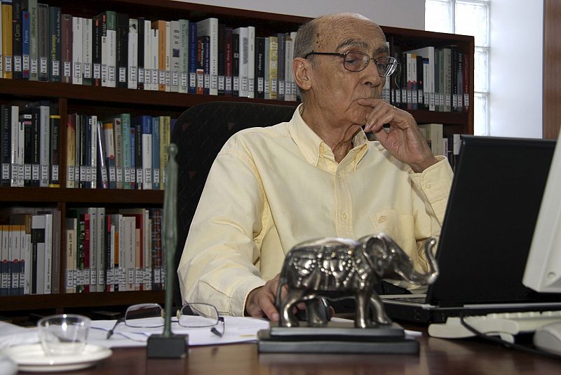 El premio Nobel portugués José Saramago, que acaba de terminar 'El viaje del elefante', en el estudio de su casa de Lanzarote.