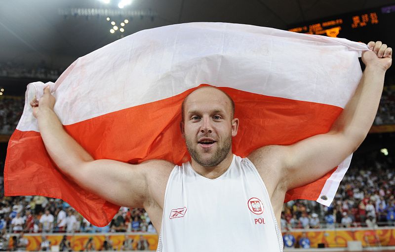 El polaco Malachowski celebra su plata en lanzamiento de disco.