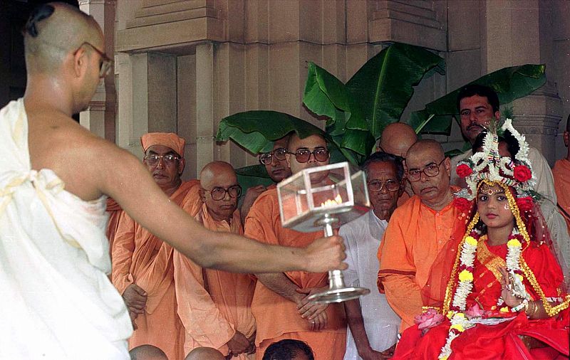 Hinduistas y budistas de Nepal buscan la bendición y protección de estas niñas. Consideran que tienen características protectoras de fuerzas malignas. En la foto, sacerdotes hindúistas y budistas participan de una ceremonia con una 'kumari'.