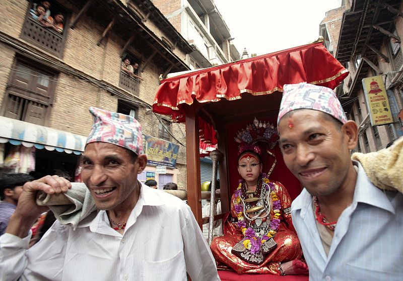 Las niñas sólo pueden salir dos o tres veces al año de los palacios, especialmente para las procesiones. En las distintas festividades de las religiones hindú y budista, las 'kumari' salen a la calle para bendecir a todos los peregrinos.