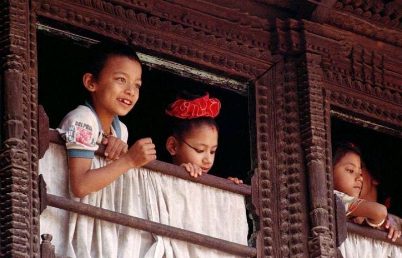 No pueden relacionarse con otros menores; tienen prohibido ir al colegio; ni siquiera tienen permitido acudir al médico. La resolución del Supremo nepalés es una llamada de atención a esta situación. 