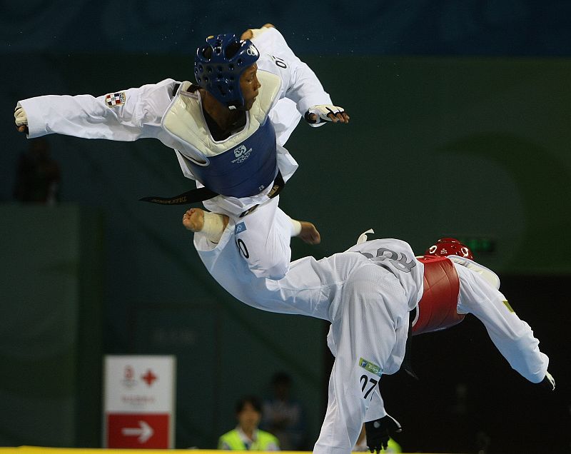 El taekwondista dominicano Gabriel Yulis Mercedes combate con el portugués Pedro Povoa en la primera ronda de la categoria de -58 kg.