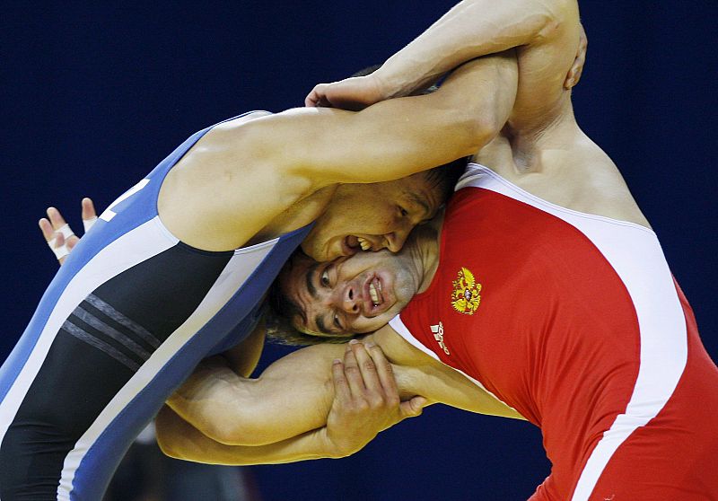 El luchador kazajo Leonid Spiridonov compitiendo contra el ruso Irbek Farnie en lucha.