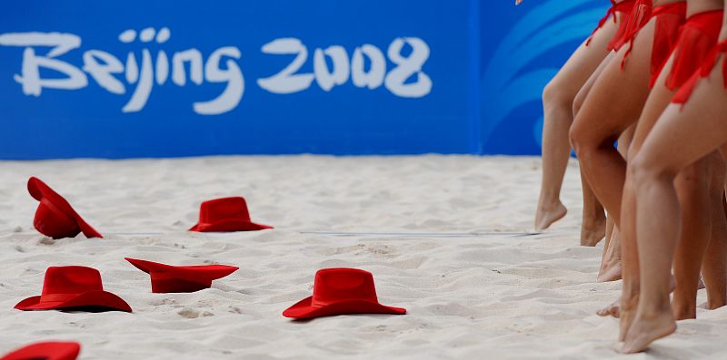 Vista de uno de los espectáculos que las animadoras chinas llevan a cabo durante los partidos de semifinales de voley playa.