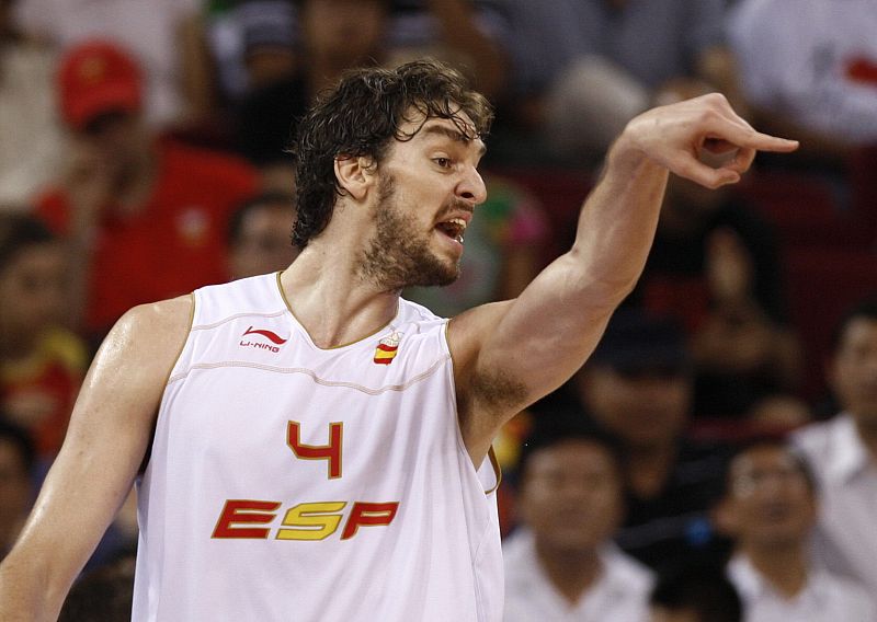 Pau Gasol señala una jugada en un momento del partido de cuartos de final que les enfrentó a Croacia.