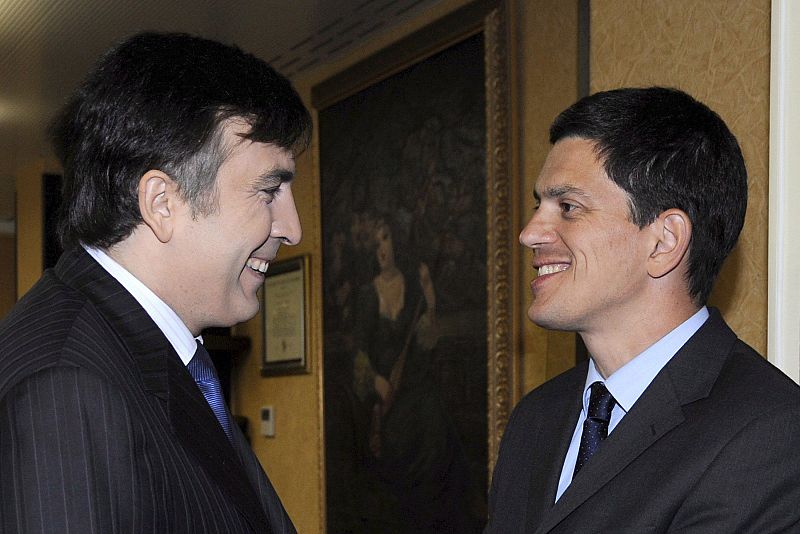 El presidente de Georgia, Mikheil Saakashvili, dialoga con el secretario Británico de Exteriores, David Miliband, tras una reunión privada en Tiflis (Georgia) el 19 de agosto de 2008.