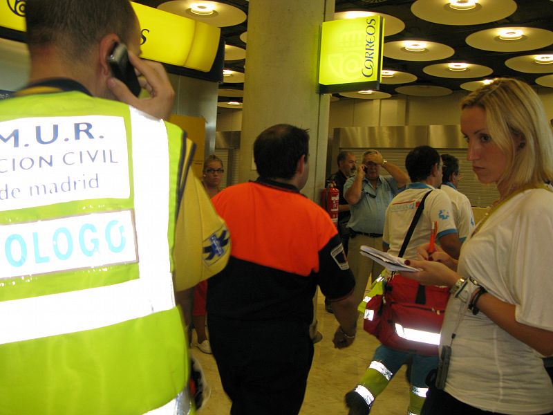 Psicólogos del Samur, Protección Civil y Cruz Roja han atendido a los familiares en Barajas.