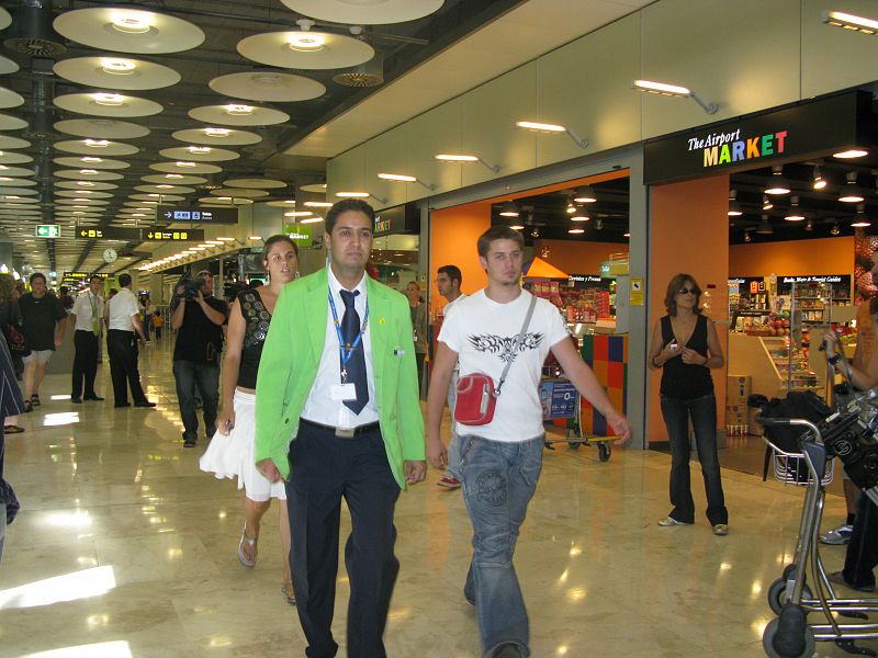 Los familiares de las víctimas han ido llegando a Barajas a lo largo de la tarde. Personal de AENA los ha acompañado a la sala de crisis.