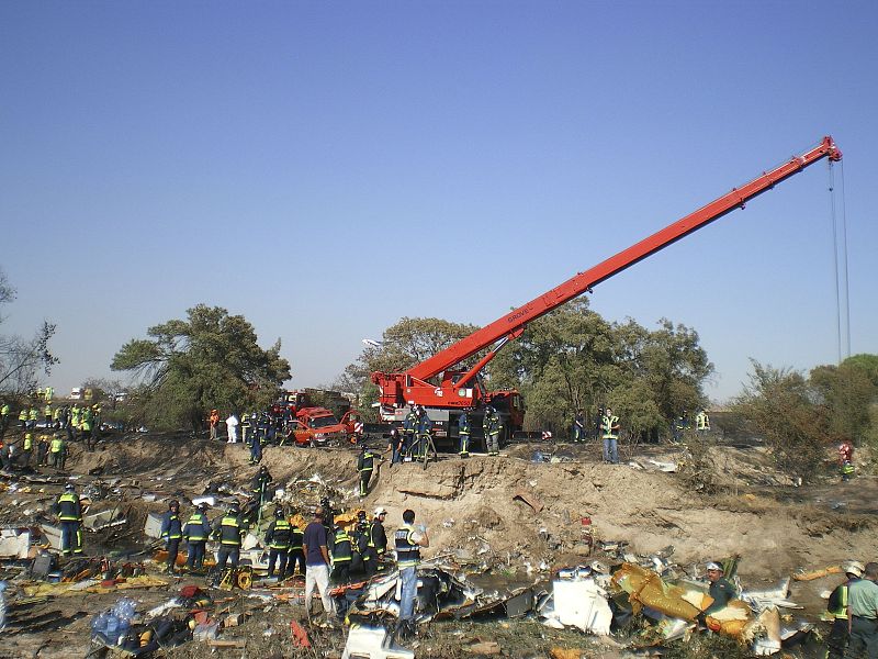 Los servicios de emergencia trabajan en el lugar del siniestro