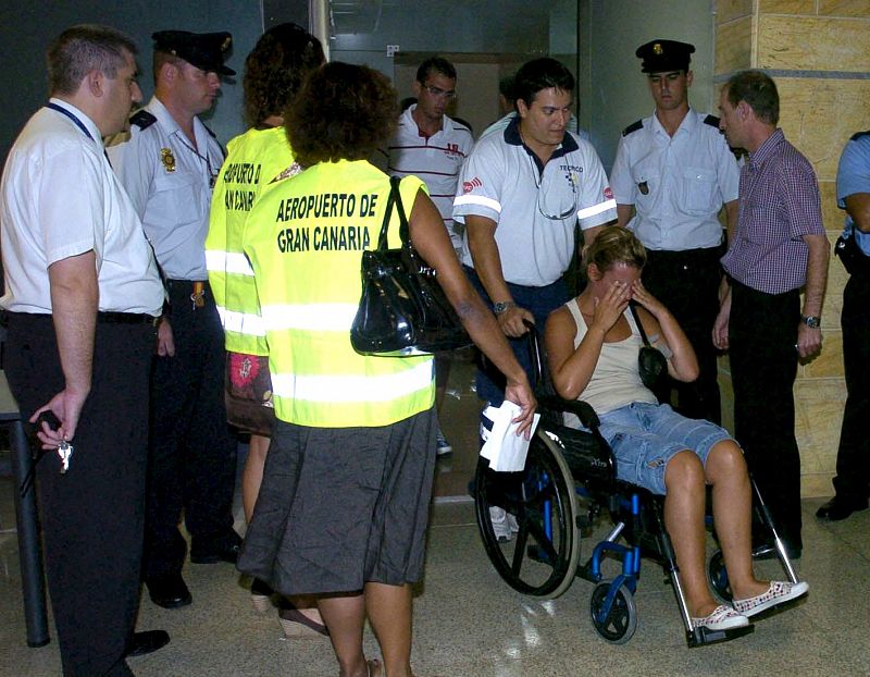 recibe ayuda por parte de personal de Aena en el aeropuerto de Gran Canaria