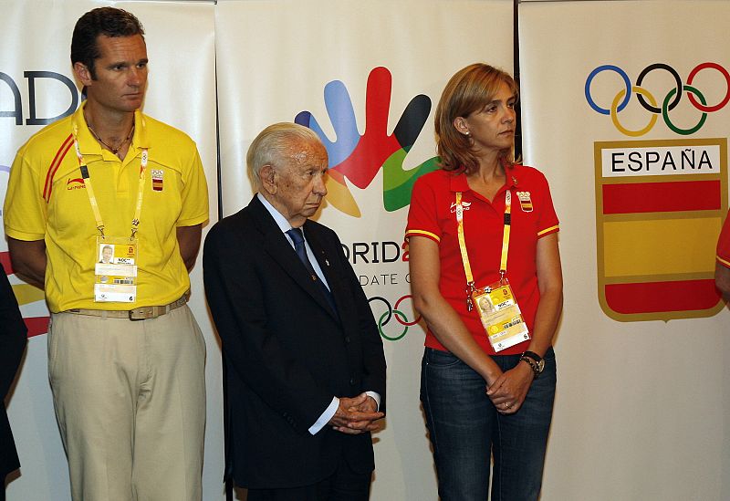 Los Duques de Palma ,acompañados por el presidente de honor del Comité Olímpico Internacional, Juan Antonio Samaranch durante el minuto de silencio en la Casa de España en Pekín.