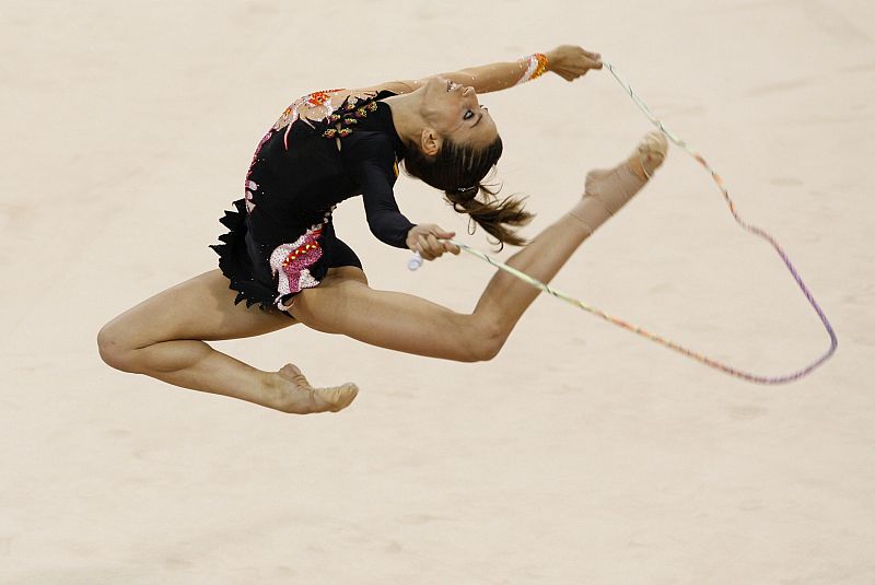 Almudena Cid realiza su ejercicio de cuerda en la competición de gimnasia rítmica.