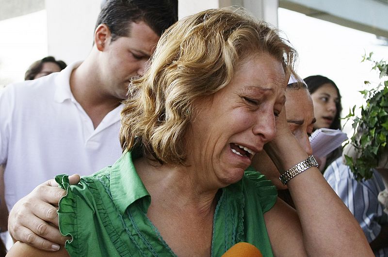 Una mujer llora desconsolada por la tragedia de Barajas