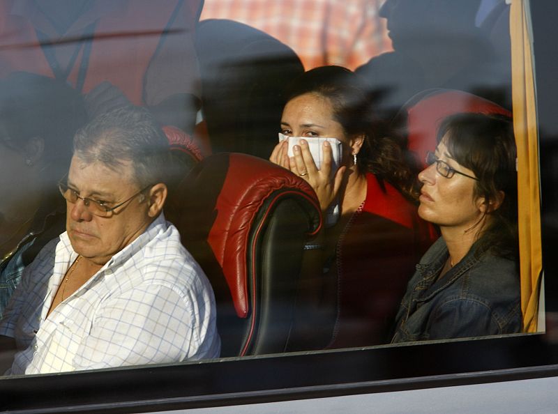 Familiares de las víctimas del accidente en Barajas abandonan IFEMA en autobús