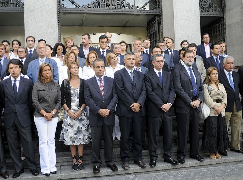 El alcalde de Madrid, Alberto Ruiz Gallardón, y el presidente del Partido Popular, Mariano Rajoy, junto con otros políticos de Madrid han estado presentes en la concentración que se ha llevado a cabo en la madrileña en la Plaza de Cibeles.