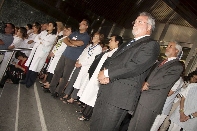 El ministro de Sanidad, Bernat Soria, junto con el personal sanitario del hospital Ramón y Cajal durante los cinco minutos de silencio. Este hospital de la capital es uno de los que ha acogido a los heridos por el accidente.