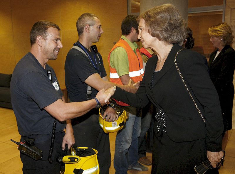 Además de apoyar a los familiares, la reina ha felicitado a integrantes del cuerpo de Bomberos y de Protección Civil que intervinieron ayer en el dispositivo de emergencia puesto en marcha tras el accidente.