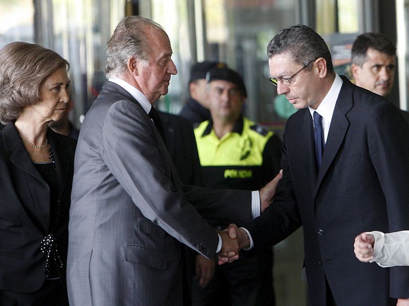 En IFEMA también se encontraba el alcalde de Madrid, Alberto Ruiz Gallardón, quien ha recibido a los Reyes.