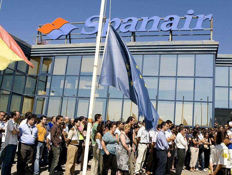 Los trabajadores de la sede de Spanair, en Palma de Mallorca, también han dado muestras de su pesar por los fallecidos en el accidente y han hecho un paro de cinco minutos.