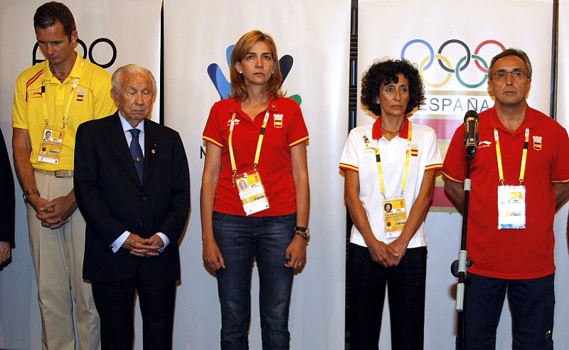 Spain's Infanta Cristina,her husband Inaki Urdangarin, Former IOC president Juan Antonio Samaranch, spanish Sport minister Mercedes Cabrera and Spanish NOC President Alejandro Blanco, stand in silence for the victims of Madrid plane