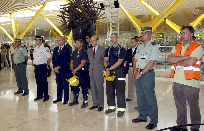 El personal del aeropuerto de Barajas, el lugar del siniestro, también ha guardado tres minutos de silencio.