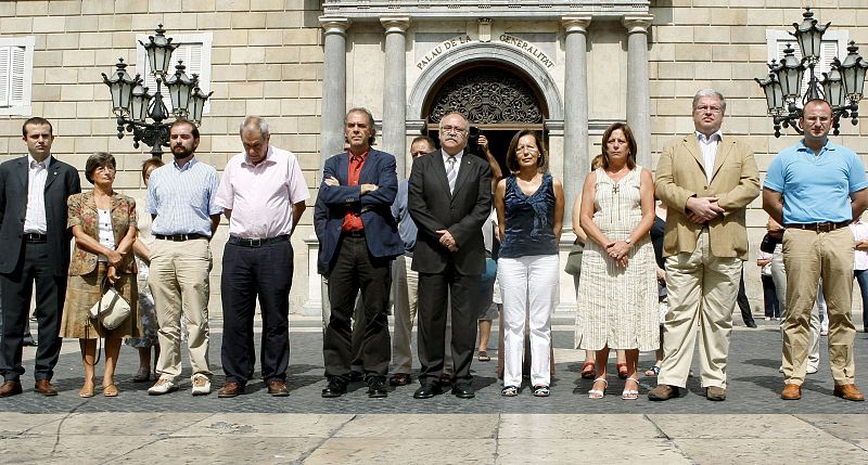 En Cataluña también se han podido apreciar muestras de duelo por los fallecidos. Miembros del Gobierno de Cataluña y del Ayuntamiento de Barcelona han realizado un paro de  cinco minutos en en la plaza Sant Jaume de Barcelona.