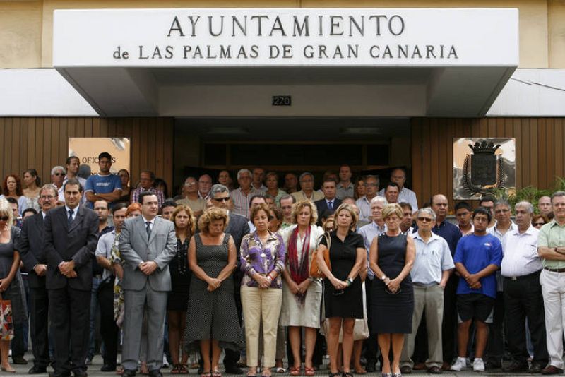 El mayor número de víctimas procedían de Canarias. Concejales y trabajadores del Ayuntamiento de Las Palmas de Gran Canaria se han concentrado a las puertas de la casa consistorial para manifestar su pesar por los fallecidos en el accidente. 