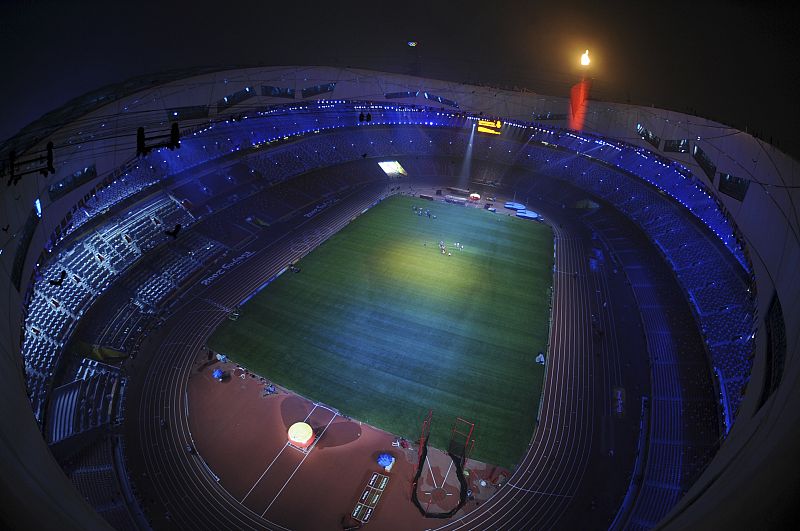 Vista nocturna general del interior del Estadio Nacional, también conocido como "nido de pájaro".